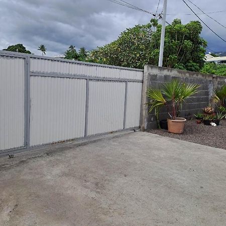 Laure Hebergement Loue Des Lits En Dortoir Albergue Faaa Exterior foto