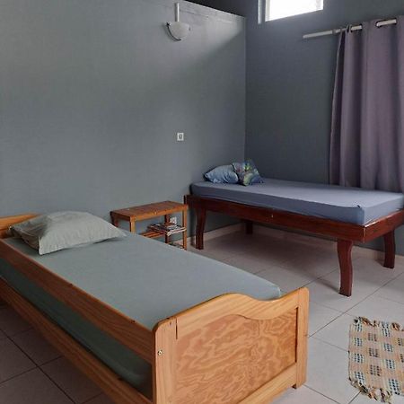 Laure Hebergement Loue Des Lits En Dortoir Albergue Faaa Exterior foto