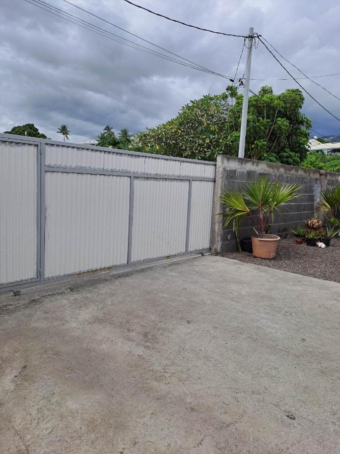 Laure Hebergement Loue Des Lits En Dortoir Albergue Faaa Exterior foto