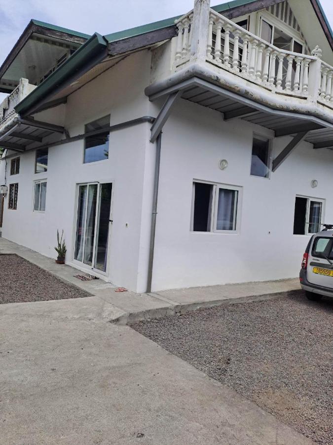 Laure Hebergement Loue Des Lits En Dortoir Albergue Faaa Exterior foto